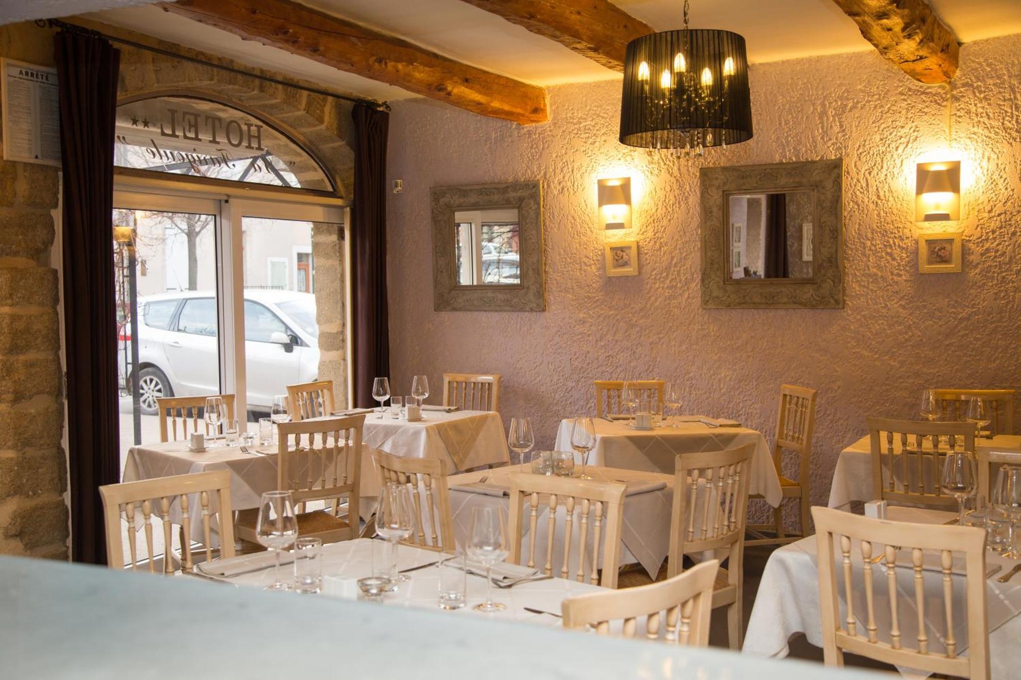 Logis Hotel Restaurant La Farigoule Sainte-Cécile-les-Vignes Exterior foto