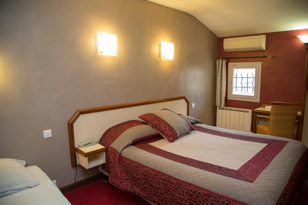 Logis Hotel Restaurant La Farigoule Sainte-Cécile-les-Vignes Zimmer foto