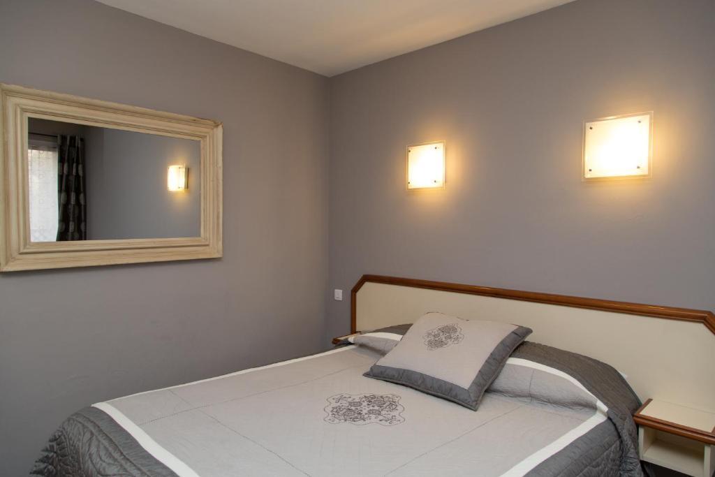 Logis Hotel Restaurant La Farigoule Sainte-Cécile-les-Vignes Zimmer foto