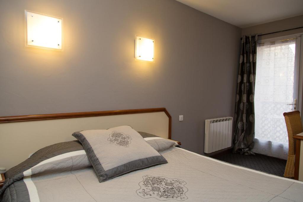 Logis Hotel Restaurant La Farigoule Sainte-Cécile-les-Vignes Zimmer foto