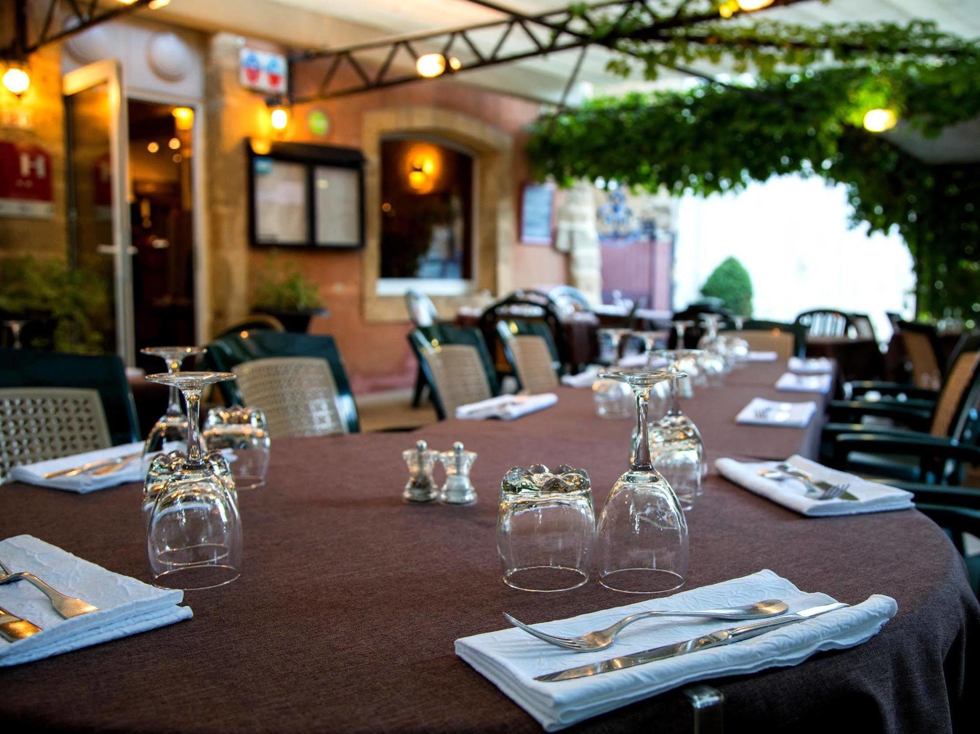 Logis Hotel Restaurant La Farigoule Sainte-Cécile-les-Vignes Exterior foto